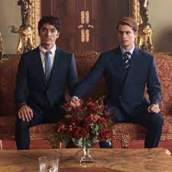 ฟินจิกหมอนในภาพยนตร์ Red White and Royal Blue เรื่องราวความรักของเจ้าชายอังกฤษกับลูกชายประธานาธิบดีอเมริกา
